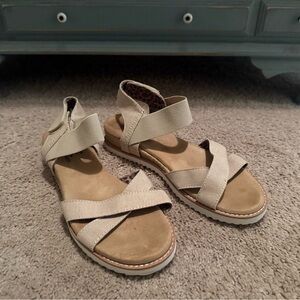 Bobs Women's Beige khaki Cross-Strap Sandals 8 memory foam